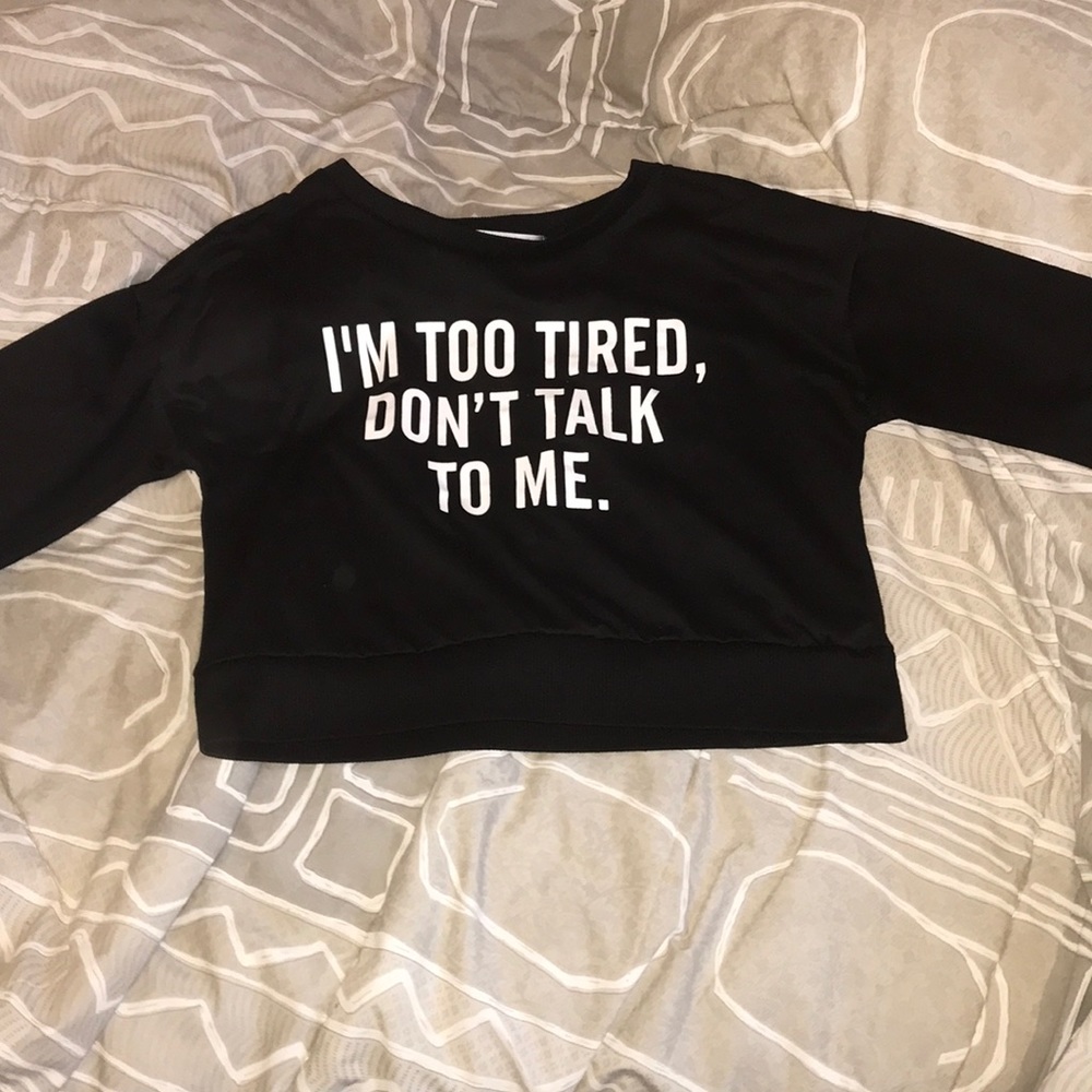 A half shirt with long sleeves .